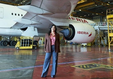 Beatriz Guillén, directora de Clientes de Iberia, lleva camisa y americana de MIRTO, pantalones de MARINA RINALDI y pendientes de PLATONIC JEWELS.