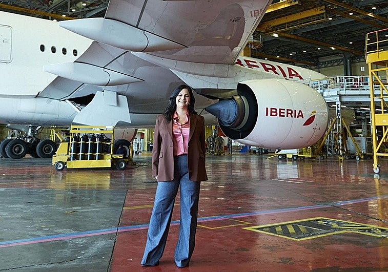 Beatriz Guillén, directora de Clientes de Iberia, lleva camisa y americana de MIRTO, pantalones de MARINA RINALDI y pendientes de PLATONIC JEWELS.