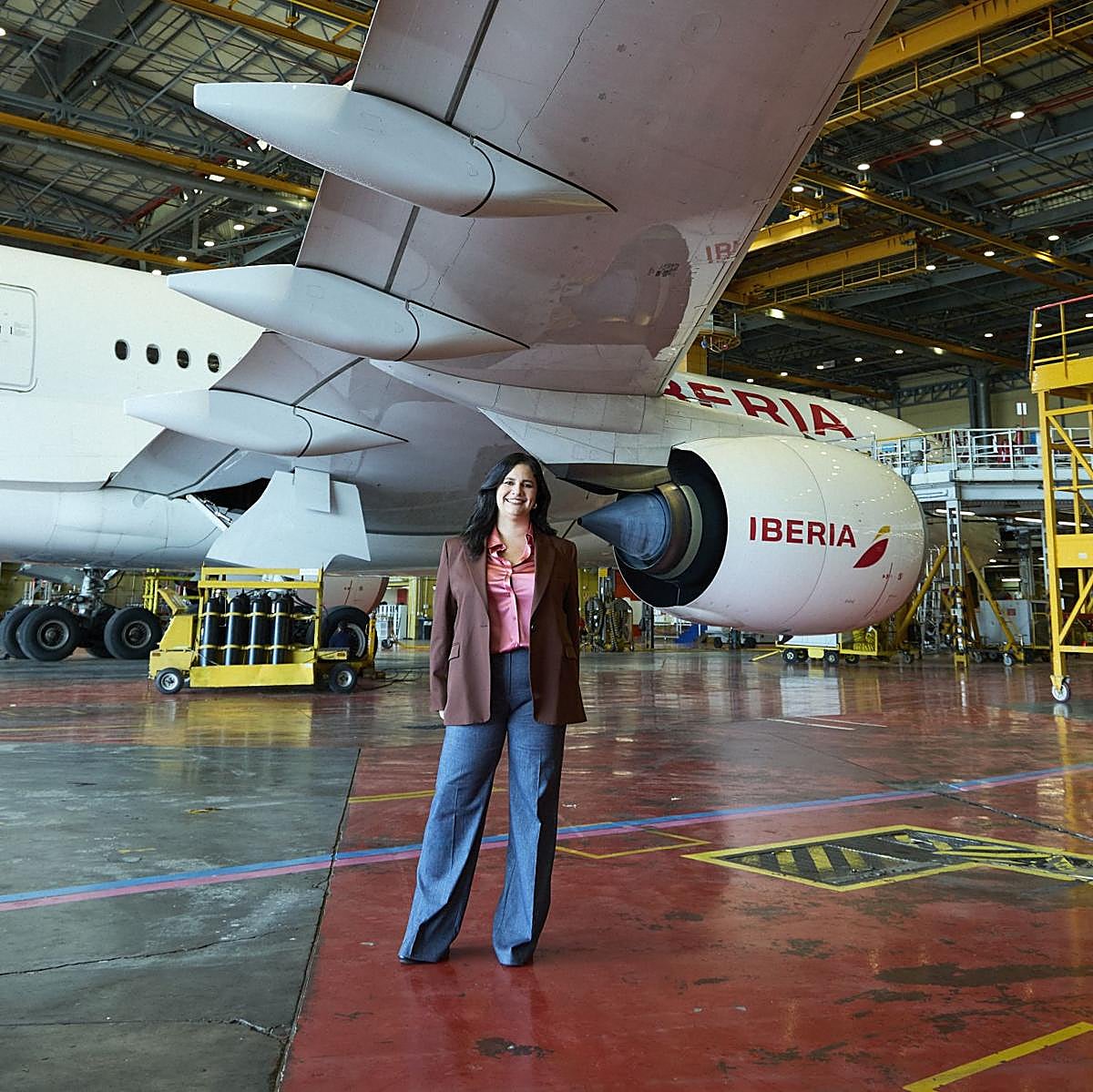 Beatriz Guillén, directora de Clientes de Iberia, lleva camisa y americana de MIRTO, pantalones de MARINA RINALDI y pendientes de PLATONIC JEWELS.