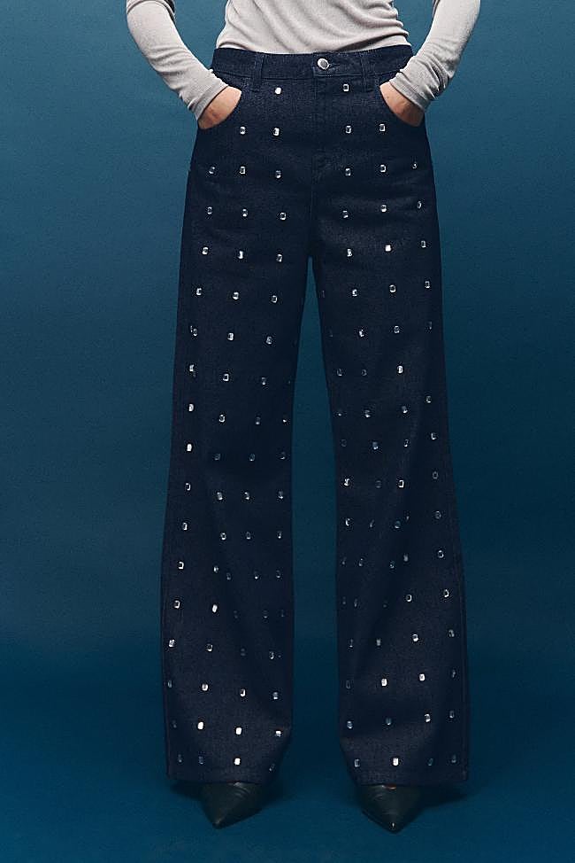 Vaqueros con cristales de Mango (59,99 euros)