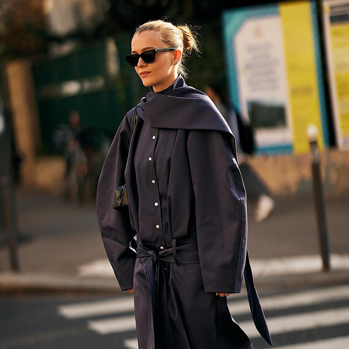 Un look con abrigo con bufanda incluida.