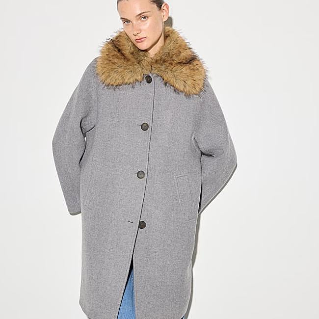 Abrigo con cuello de pelo de El Corte Inglés, 150 euros.