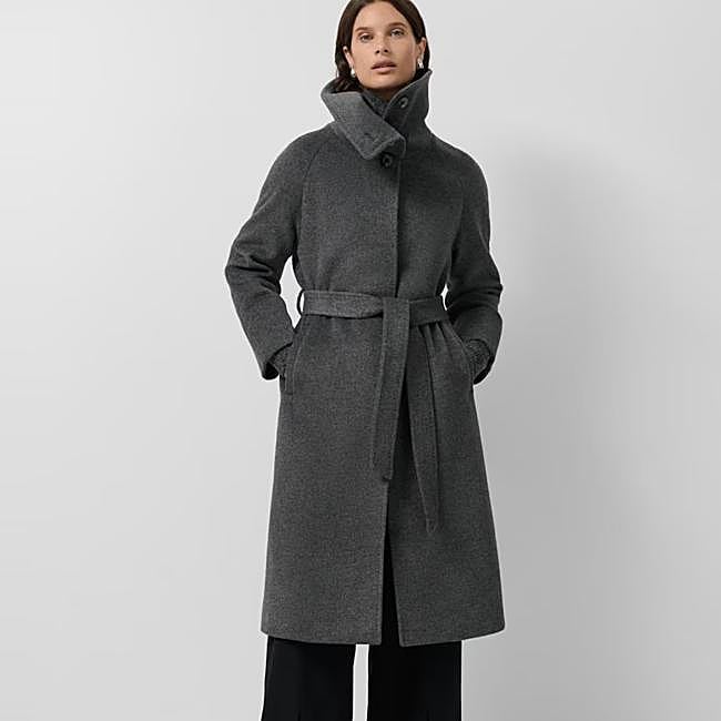 Abrigo gris con cuello de Roberto Verino, 416 euros.