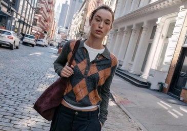 Este es el jersey favorito de las madrileñas más elegantes: de rombos y por menos de 30 euros en Zara