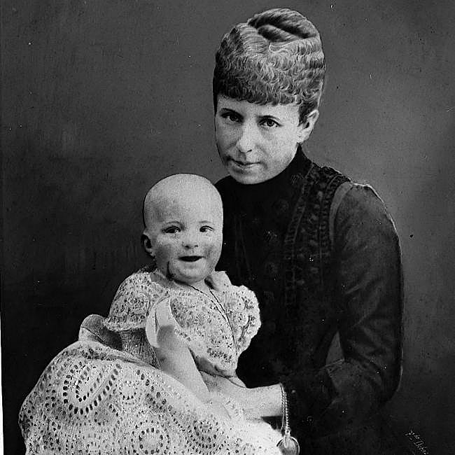María Cristina, junto a su hijo Alfonso XIII.