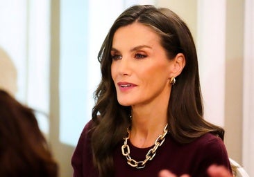 La reina Letizia escuchó atentamente los discursos de los Premios de Periodismo Francisco Cerecedo, especialmente el del premiado, el corresponsal de RNE Fran Sevilla.