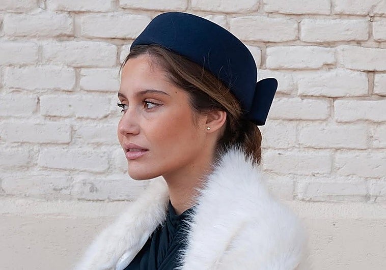 Una invitada con tocado casquete.