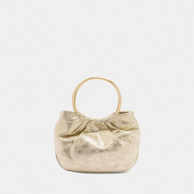 Bolso metalizado con asa dorada de Parfois.