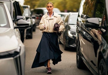 Mujer con look arreglado con zapatillas