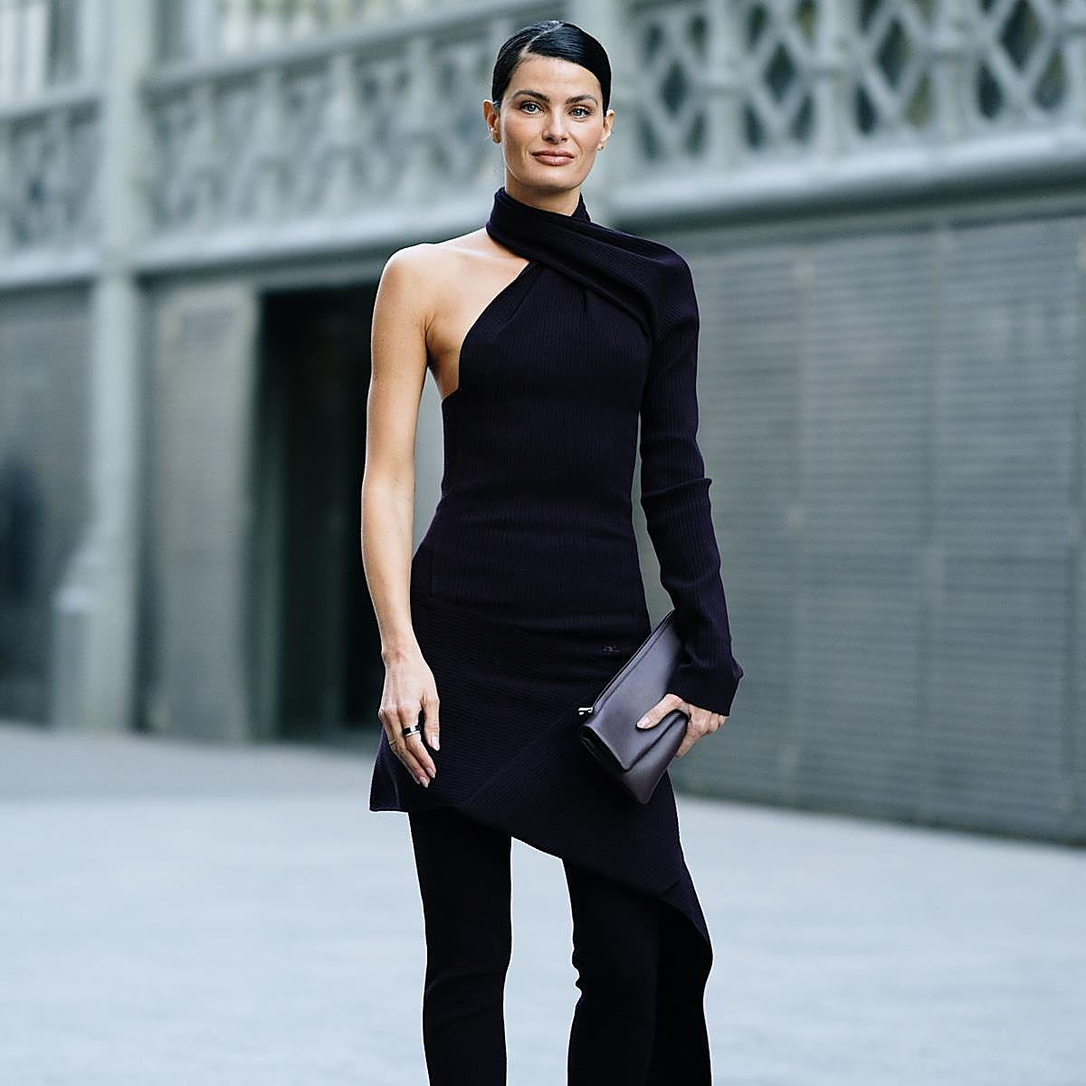 Mujer con conjunto de fiesta negro