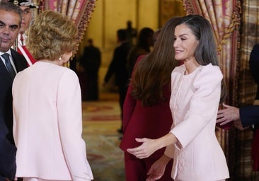 La reina Letizia sorprende con su look en la entrega del Toisón de Oro: por qué ha elegido el rosa de la reina Sofía