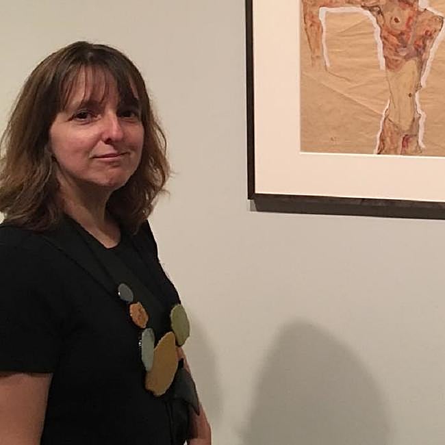 La hermana de la reina Máxima de Holanda, ante una de sus obras.