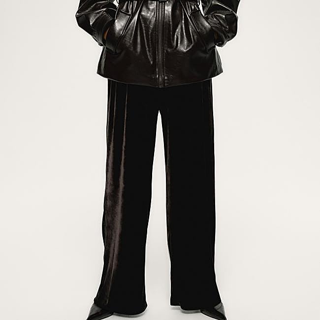 Pantalón efecto terciopelo de H&M, 22,99 euros.