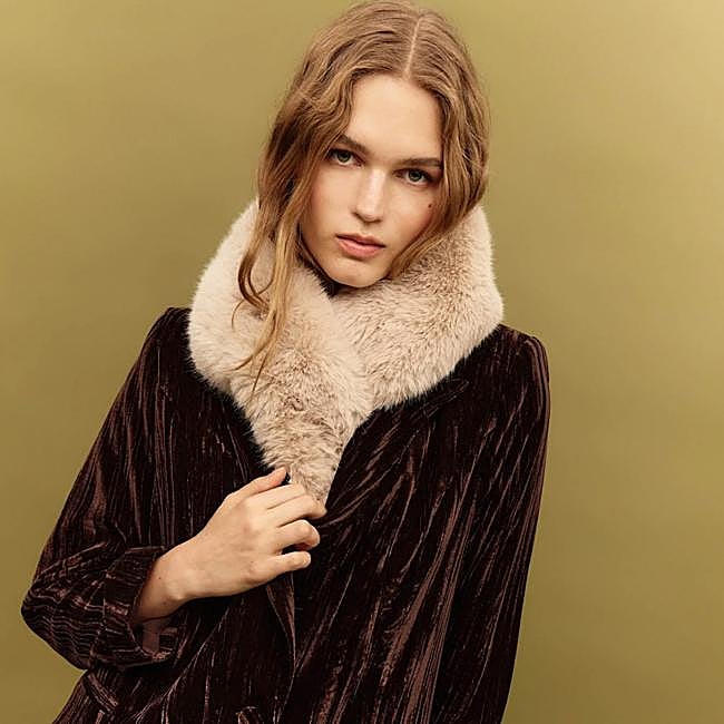 Bufanda efecto pelo en color crudo de Bimani.