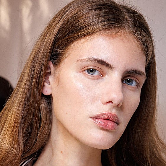 Todos los maquilladores recomiendan estos correctores para un maquillaje invisible y duradero en tus eventos