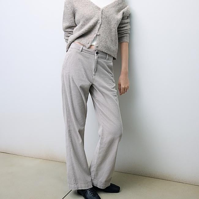 Pantalón de pana piedra de Tintoretto, 59,99 euros.