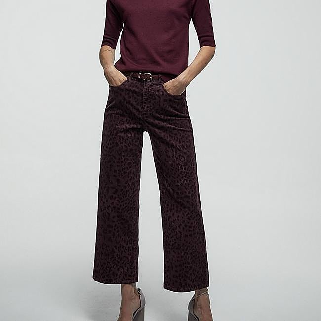 Pantalón de pana estampado de Sfera, 35,99 euros.