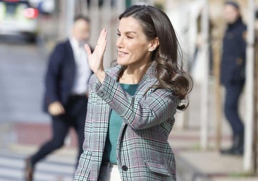 Letizia apuesta en Tudela por colores claros en su look más invernal: chaqueta de Sandro y el bolso más original