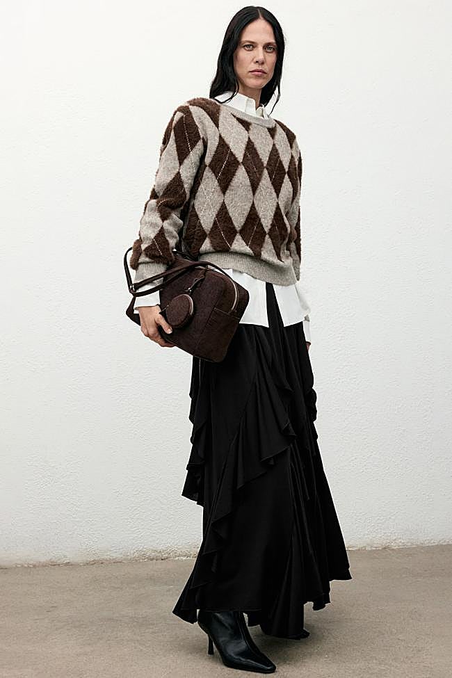 Falda negra con volantes de Mango.