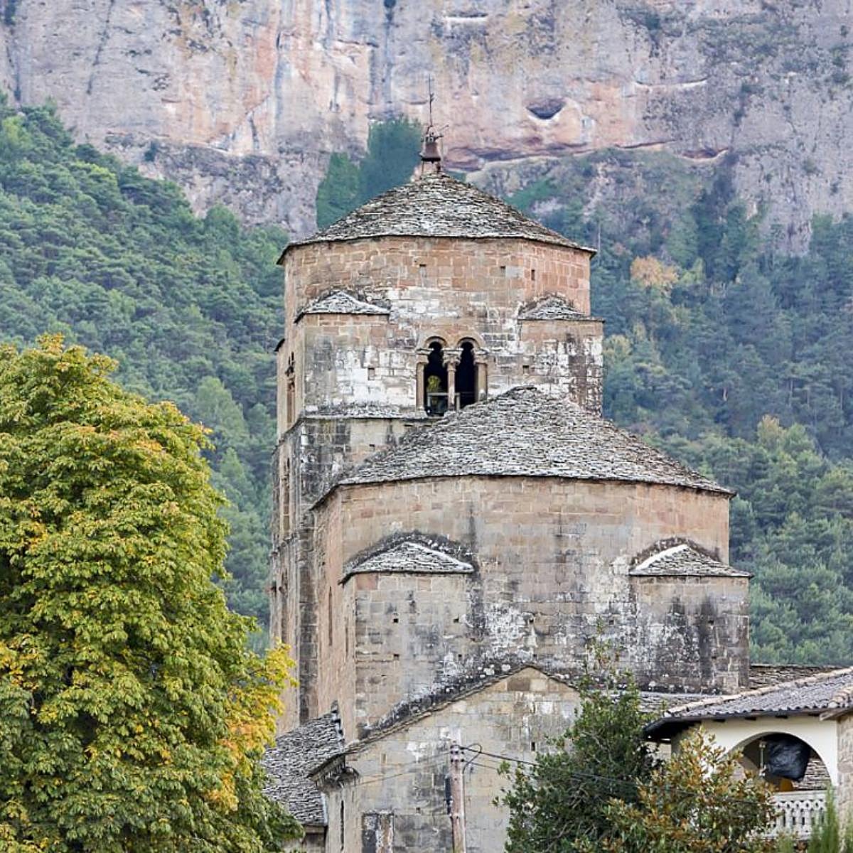 La iglesia románica de Santa Cruz de la Serós perteneció a un monasterio femenino.