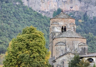 Esta ciudad de Huesca te pondrá a los pies de los Pirineos y la nieve: lo mejor del románico y un fabuloso monasterio