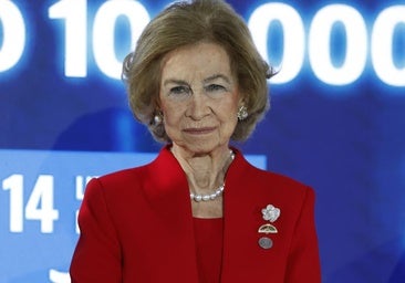 Los dos mejores looks de la reina Sofía en 2025: el traje rojo que lleva mejor que Letizia y su imponente outfit azul que lució en la Ópera de París