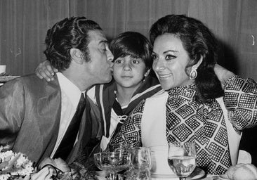 Antonio Flores, el día de su primera comunión, con sus padres, Antonio González El Pescaílla, y Lola Flores