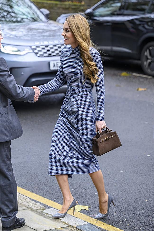 Kate Middleton con vestido de cuadros y bolso de DeMellier