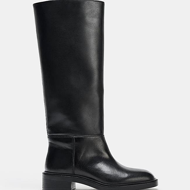 Bota negra plana de caña recta de Zara, 99,95 euros.