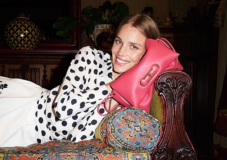 La modelo Rebecca Longendyke, vestida con la última colección de primavera verano de CH Carolina Herrera.