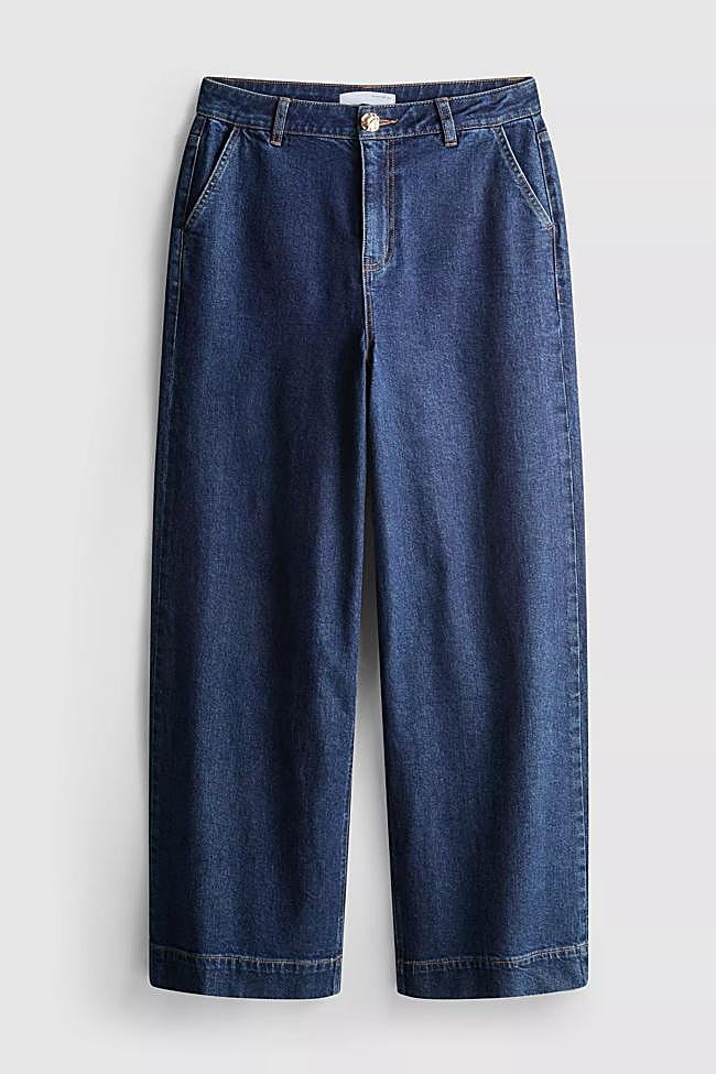 Vaqueros de pernera ancha con bajo ancho (22€)