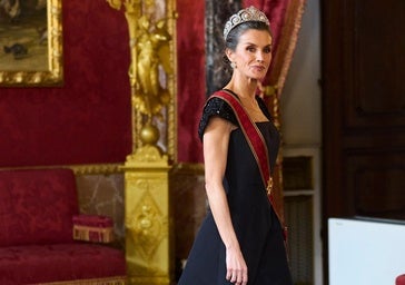 Estos son los zapatos con plataforma que la reina Letizia siempre se pone con los vestidos de gala: sus únicas sandalias de tacón altísimas
