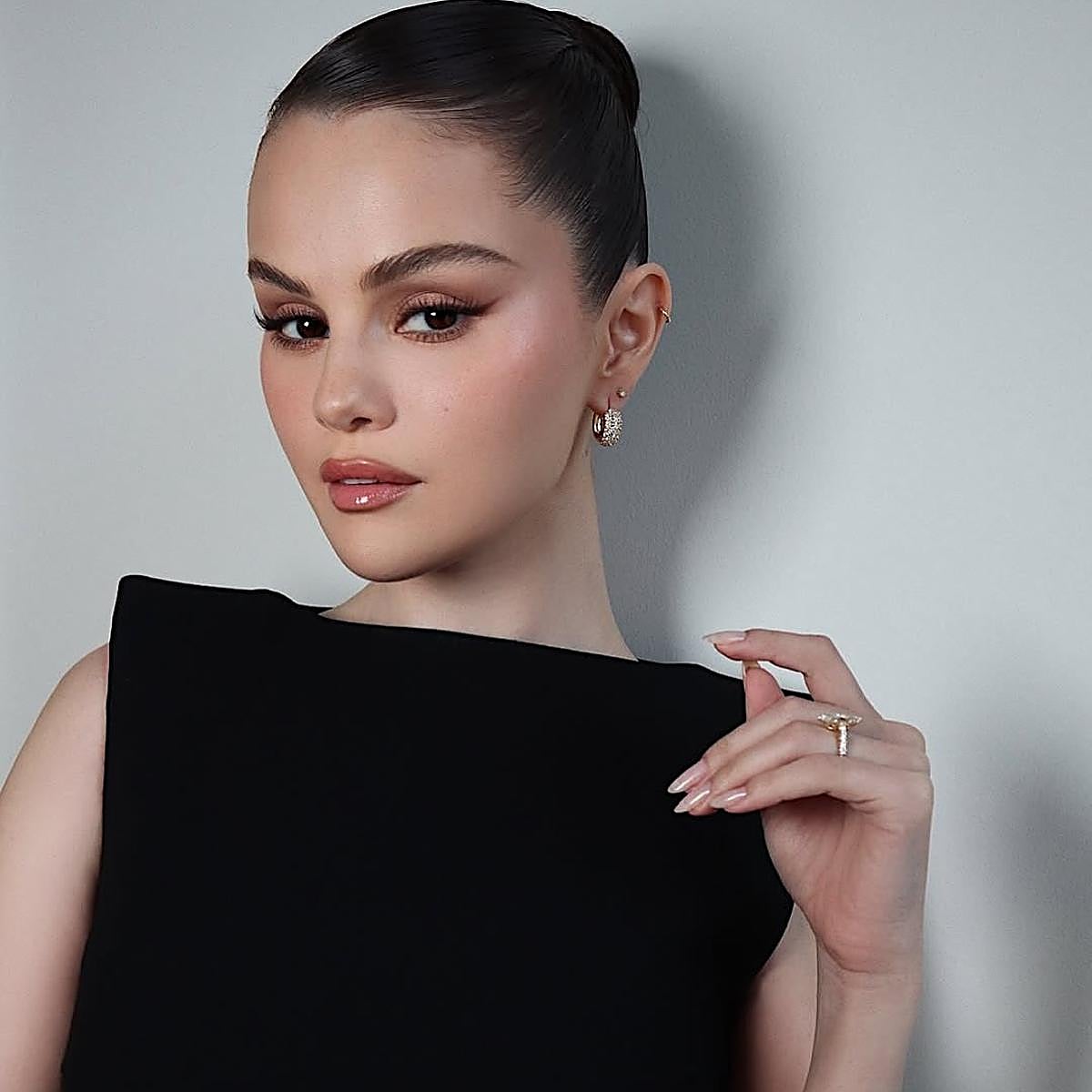 Selena Gomez con una manicura baby boomer.