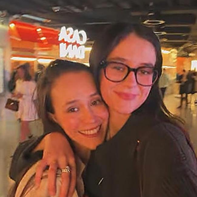 Inés de Marichalar junto a su prima Victoria Federica.