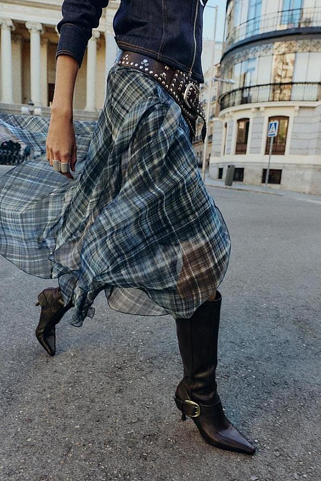 Falda con estampado de cuadros de Zara (35,99 euros)