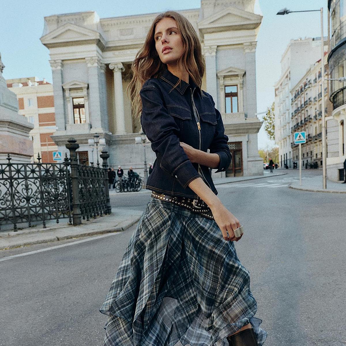 Blusas con estampado de cuadros, vestidos mini en tejido vaquero, pantalones bombachos para las noches de fiesta, vestidos con flores en relieve y muchas compras que tienes que incorporar a tu lista de deseos.