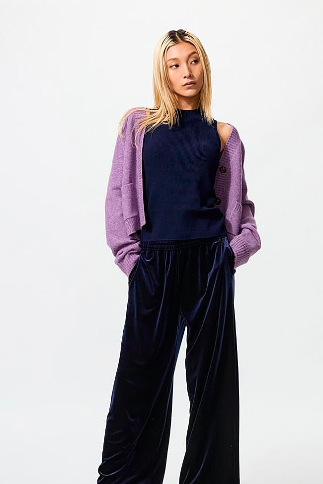 Pantalón fluido en terciopelo azul de Uniqlo (12,90 euros).