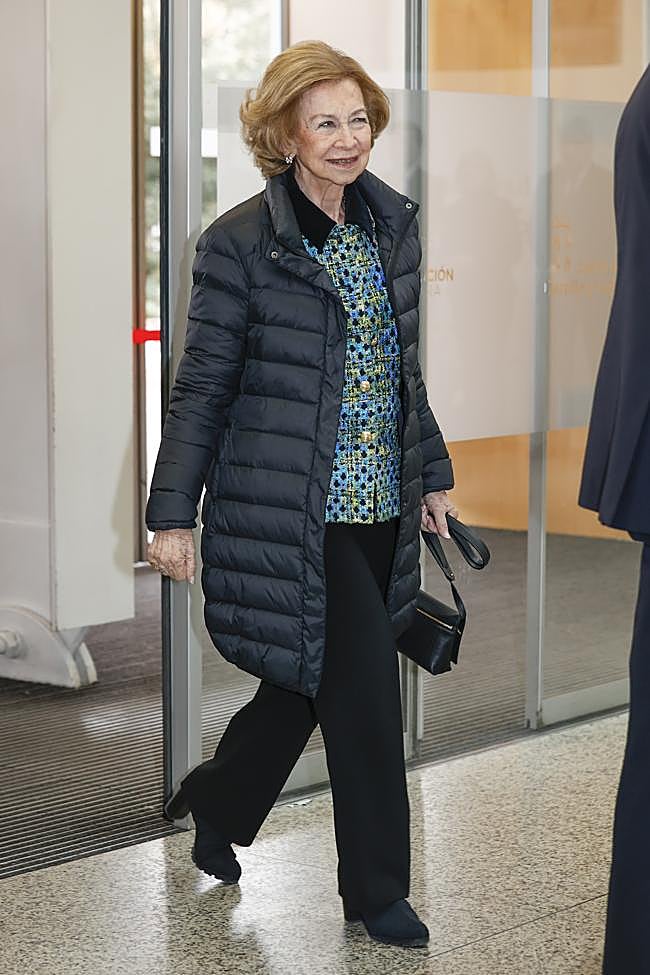 La reina Sofía se abrigó con un plumas de color negro.