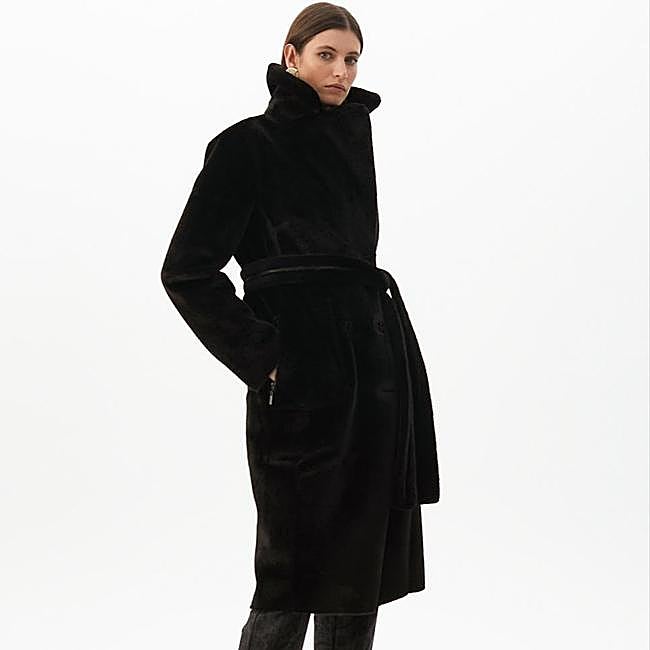 Abrigo negro largo de Lola Casademunt, 279 euros.