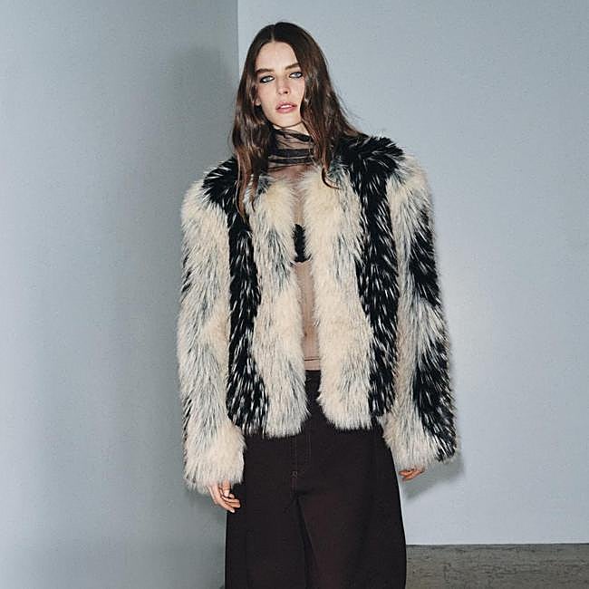 Abrigo corto de colores neutros de Zara, 89,95 euros.