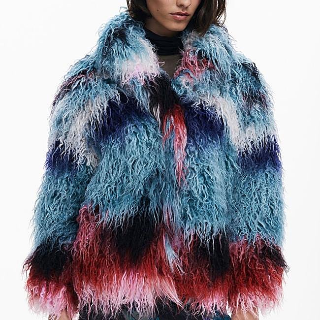 Abrigo corto de colores de Desigual, 175,20 euros.