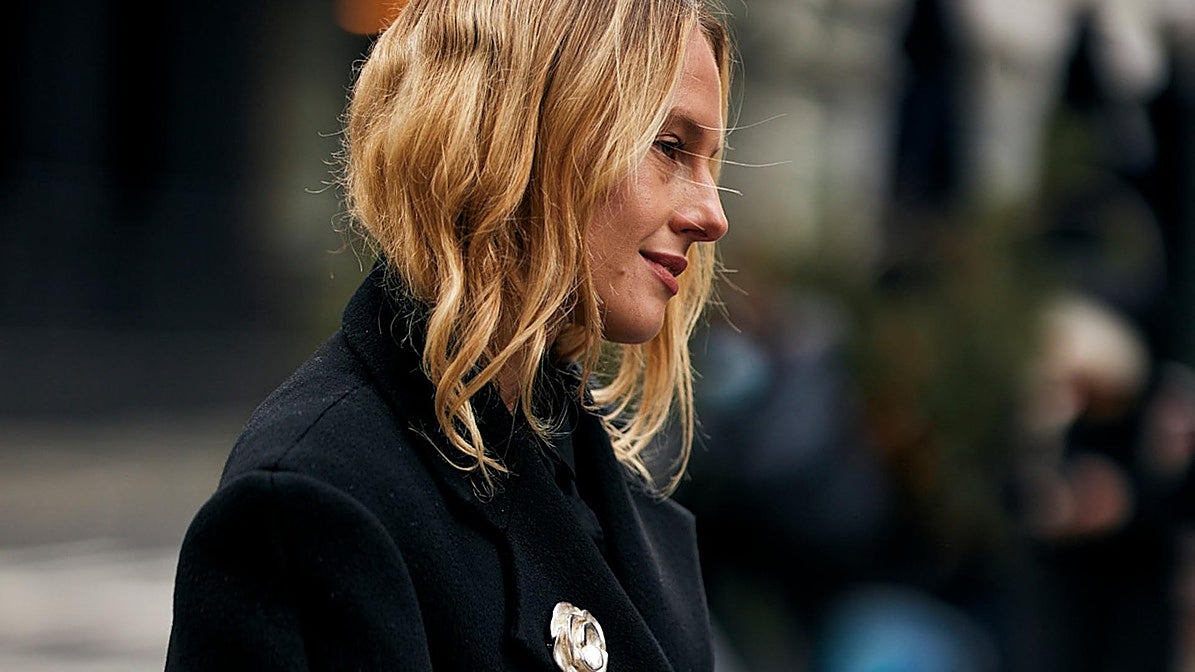 Los broches que usaban nuestras abuelas son el accesorio estrella que elevará tus looks de Navidad