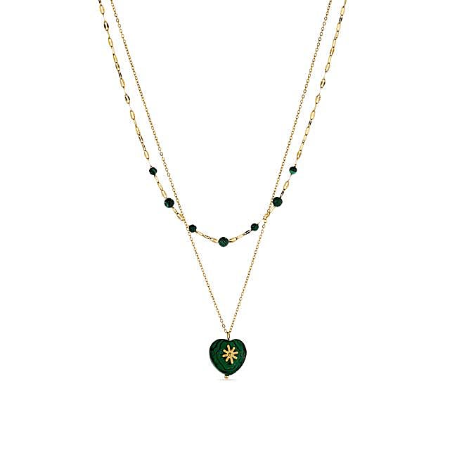 Collar doble dorado con cuentas verdes y colgante de corazón de Luxenter, 39,90 euros.