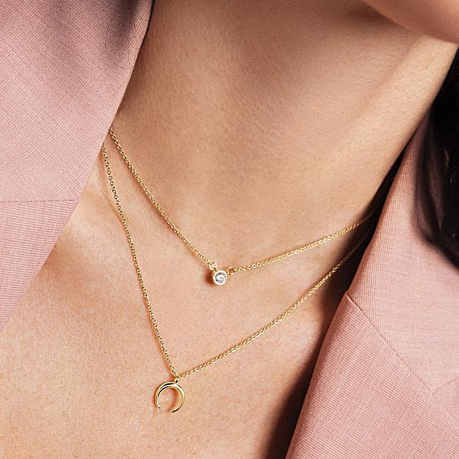 Collar doble dorado con charm minimalista de Singularu, 59,99 euros.