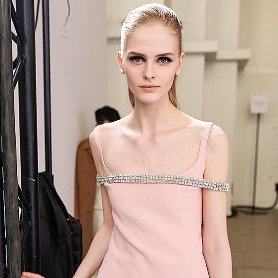 De Giambattista Valli a Sabrina Carpenter: qué es el maquillaje doll glam que quita años y cómo conseguirlo