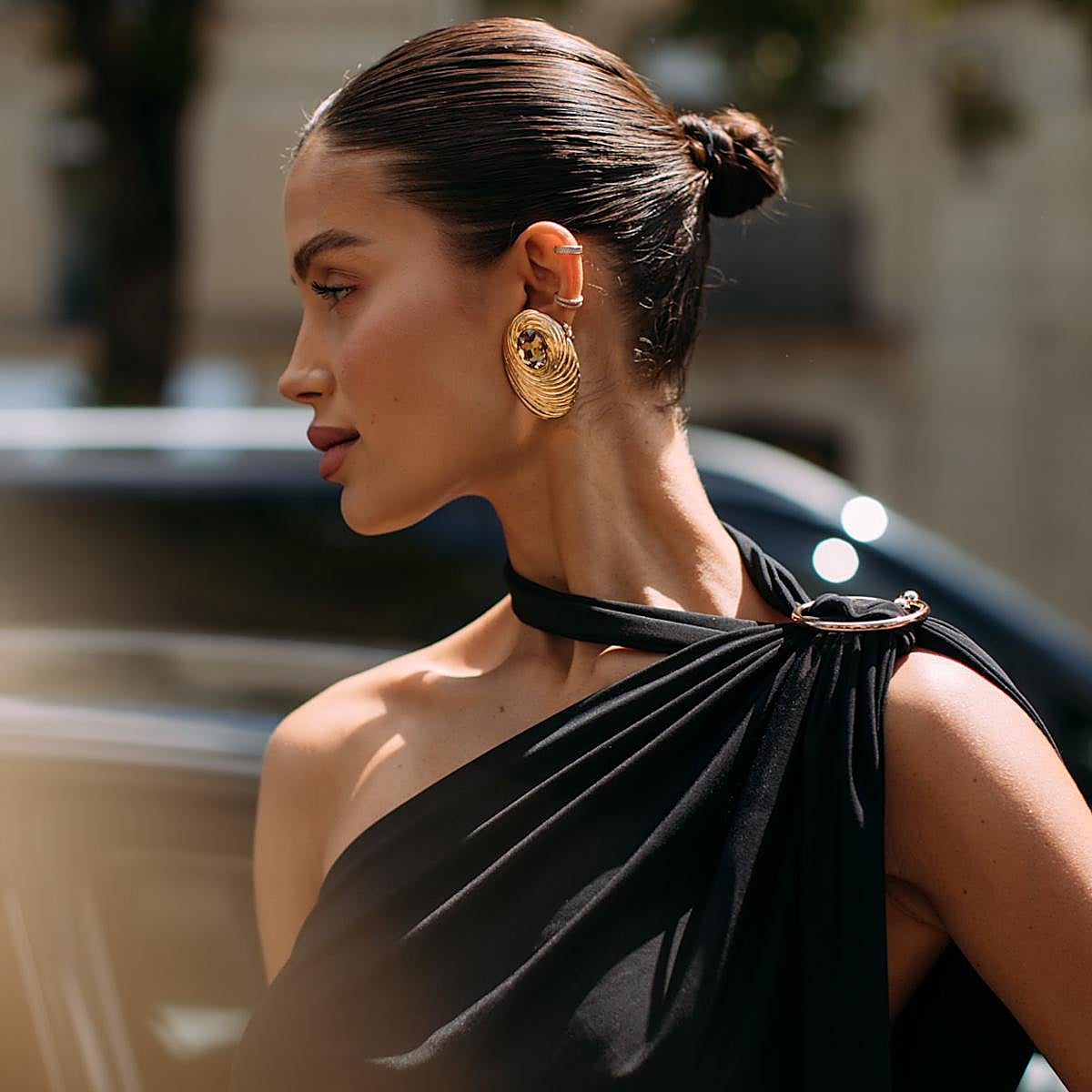 Mujer con pendientes XL