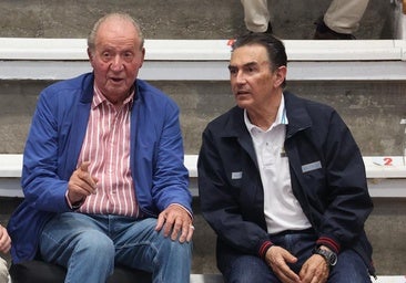 El rey emérito viendo un partido de balonmano de Pablo Urdangarin junto a Pedro Campos.
