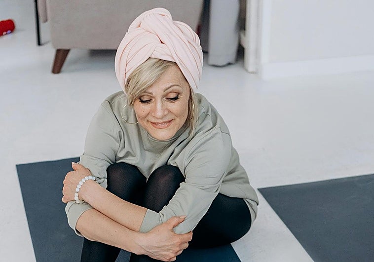 Marcha sobre pelota de Pilates, el ejercicio más fácil para mejorar equilibrio, coordinación y estabilidad a los 50