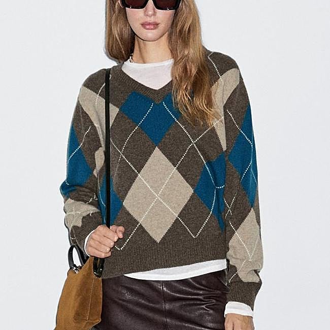 Jersey marrón con rombos en beige y azul petróleo de Massimo Dutti, 79,95 euros.