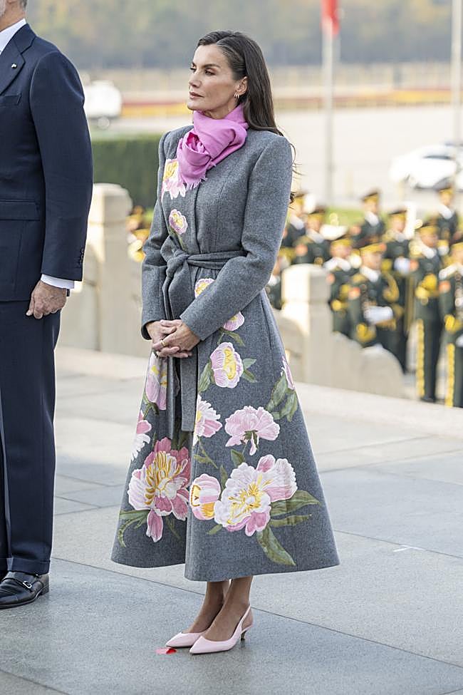 La reina Letizia con zapatos de tacón.